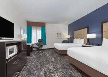 La Quinta Inn & Suites by Wyndham Paris hotel thumbnail 8