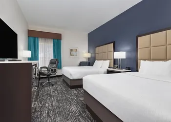 La Quinta Inn & Suites by Wyndham Paris hotel thumbnail 7
