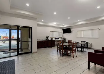 Red Lion Inn & Suites Caseyville hotel thumbnail 2