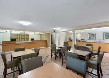 La Quinta Inn by Wyndham Phoenix Sky Harbor Airport hotel thumbnail 2
