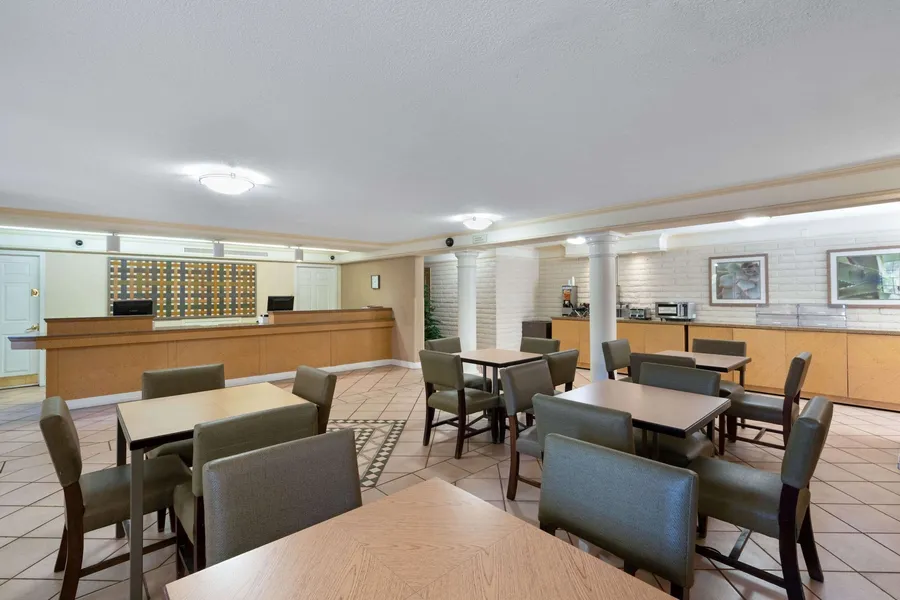 La Quinta Inn by Wyndham Phoenix Sky Harbor Airport hotel detail image 2