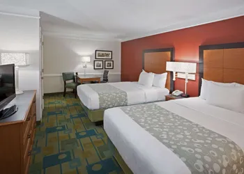 La Quinta Inn by Wyndham Phoenix Sky Harbor Airport hotel thumbnail 3