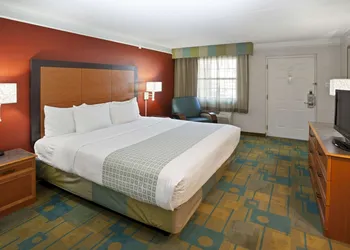 La Quinta Inn by Wyndham Phoenix Sky Harbor Airport hotel thumbnail 4