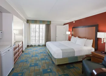 La Quinta Inn by Wyndham Phoenix Sky Harbor Airport hotel thumbnail 5