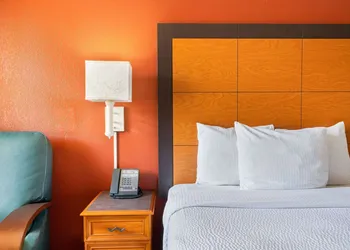 La Quinta Inn by Wyndham Phoenix Sky Harbor Airport hotel thumbnail 7