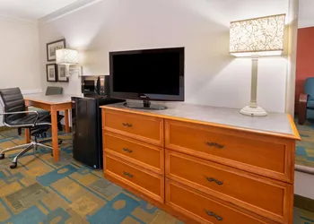 La Quinta Inn by Wyndham Phoenix Sky Harbor Airport hotel thumbnail 8