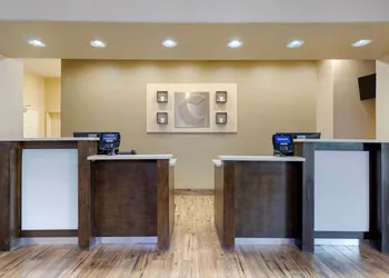 Comfort Inn & Suites Near Six Flags & Medical Center hotel thumbnail 3
