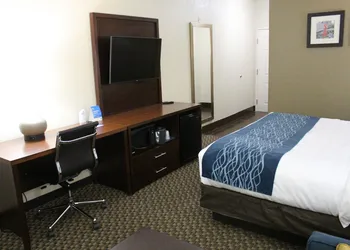 Comfort Inn & Suites Near Six Flags & Medical Center hotel thumbnail 4
