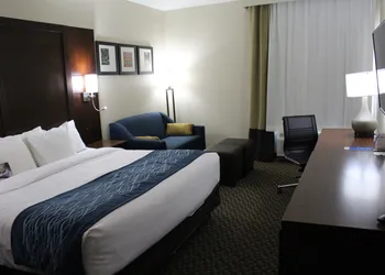 Comfort Inn & Suites Near Six Flags & Medical Center hotel thumbnail 5