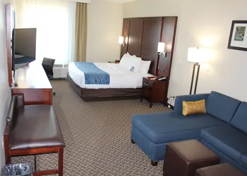 Comfort Inn & Suites Near Six Flags & Medical Center hotel thumbnail 6