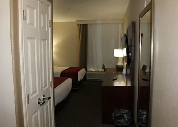 Comfort Inn & Suites Near Six Flags & Medical Center hotel thumbnail 7