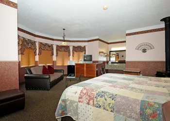 Silver Spruce Inn hotel thumbnail 5