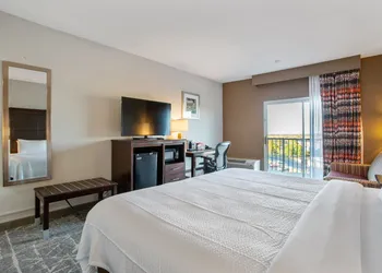 Orangewood Inn & Suites Kansas City Airport hotel thumbnail 2