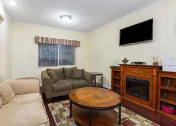Days Inn by Wyndham Kansas City International Airport hotel thumbnail 2