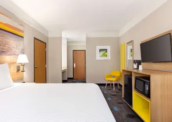 Days Inn by Wyndham Kansas City International Airport hotel thumbnail 7