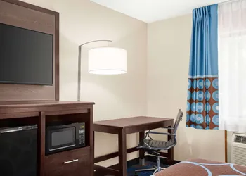 Super 8 by Wyndham Lenexa Overland Park/Mall Area hotel thumbnail 6