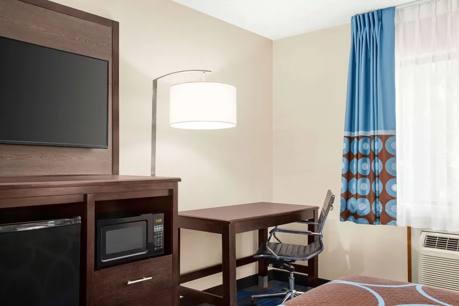 Super 8 by Wyndham Lenexa Overland Park/Mall Area hotel detail image 6