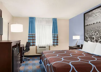 Super 8 by Wyndham Lenexa Overland Park/Mall Area hotel thumbnail 7