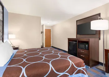 Super 8 by Wyndham Lenexa Overland Park/Mall Area hotel thumbnail 8
