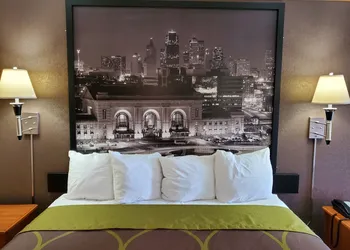 Super 8 by Wyndham Kansas City Airport North hotel thumbnail 6