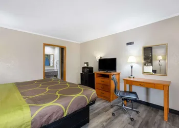 Super 8 by Wyndham Kansas City Airport North hotel thumbnail 8