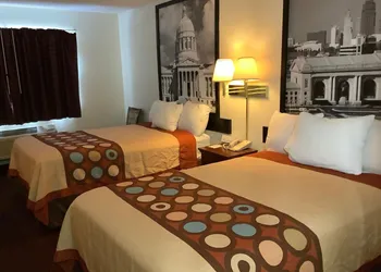Super 8 by Wyndham Riverside/Kansas City hotel thumbnail 3