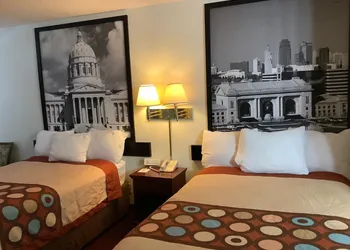 Super 8 by Wyndham Riverside/Kansas City hotel thumbnail 4