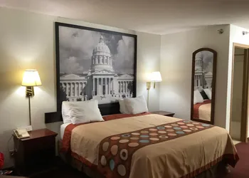 Super 8 by Wyndham Riverside/Kansas City hotel thumbnail 6
