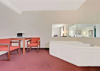 Super 8 by Wyndham Riverside/Kansas City hotel thumbnail 8