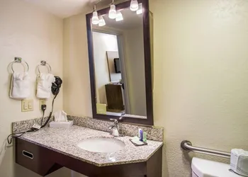 Quality Inn Kansas City International Airport hotel thumbnail 7