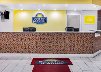 Days Inn & Suites by Wyndham Williamsburg Colonial hotel thumbnail 2