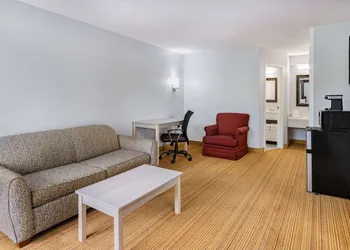 Days Inn & Suites by Wyndham Williamsburg Colonial hotel thumbnail 5