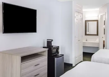 Days Inn & Suites by Wyndham Williamsburg Colonial hotel thumbnail 7