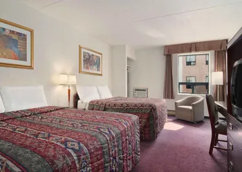 Travelodge by Wyndham Edmonton West hotel thumbnail 8