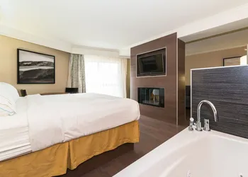 Holiday Inn Express Edmonton Downtown by IHG hotel thumbnail 4