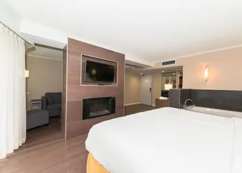 Holiday Inn Express Edmonton Downtown by IHG hotel thumbnail 6