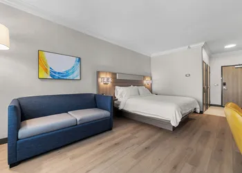 Holiday Inn Express Hotel & Suites Santa Cruz by IHG hotel thumbnail 4