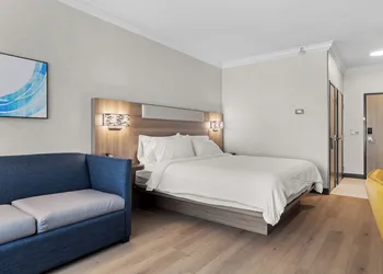 Holiday Inn Express Hotel & Suites Santa Cruz by IHG hotel thumbnail 6