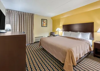 Quality Inn & Suites hotel thumbnail 4