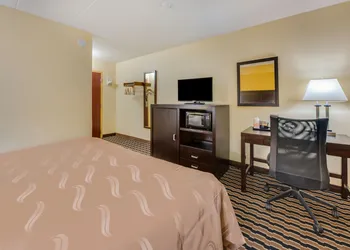 Quality Inn & Suites hotel thumbnail 5