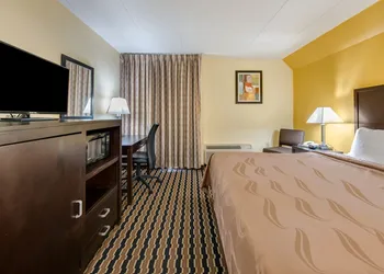 Quality Inn & Suites hotel thumbnail 6