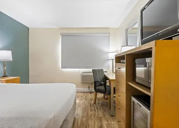 Days Inn by Wyndham Woodland hotel thumbnail 4