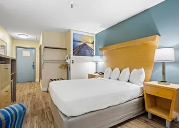 Days Inn by Wyndham Woodland hotel thumbnail 8