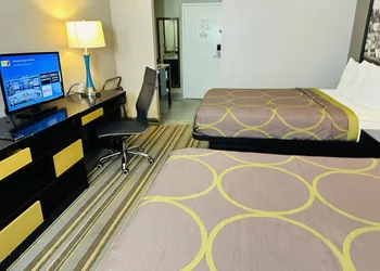 Delavan Inn and Suites hotel thumbnail 7