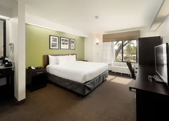 SureStay by Best Western Summerville Flowertown hotel thumbnail 8