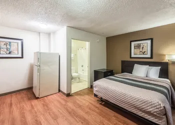 HomeTowne Studios by Red Roof Orlando South hotel thumbnail 5