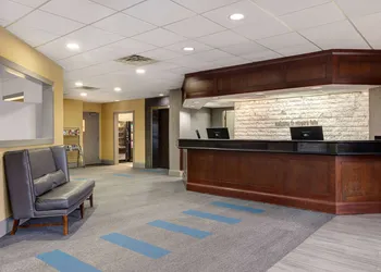 Days Inn by Wyndham Niagara Falls Near The Falls hotel thumbnail 2
