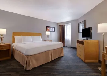 Days Inn by Wyndham Niagara Falls Near The Falls hotel thumbnail 6
