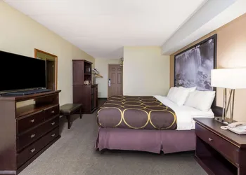 Super 8 by Wyndham Niagara Falls by the Falls hotel thumbnail 5
