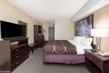 Super 8 by Wyndham Niagara Falls by the Falls hotel thumbnail 5